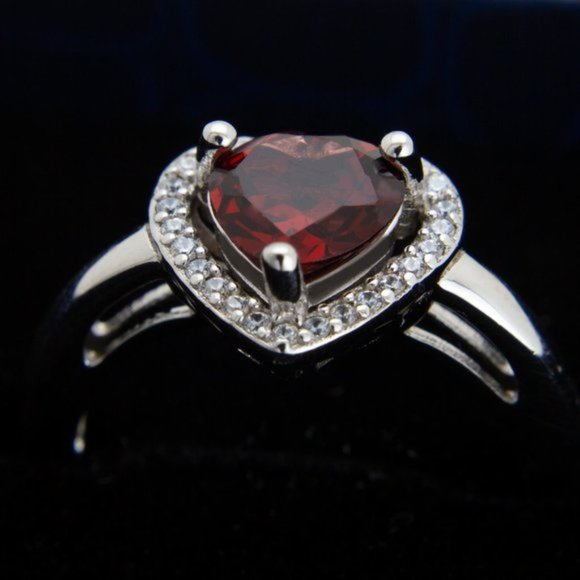 Stunning Garnet Heart Sterling Silver Ring - Picture 4 of 4